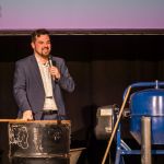 Jenas Kulturdezernent Johannes Schleusner würdigt den Preisträger.