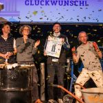 Der neue Preisträger wird gefeiert.