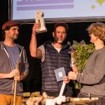 Der KULTURRIESE-Pokal ist übergeben.