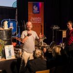 Tillmann Lützner führt die Gäste durch die neuen Räume